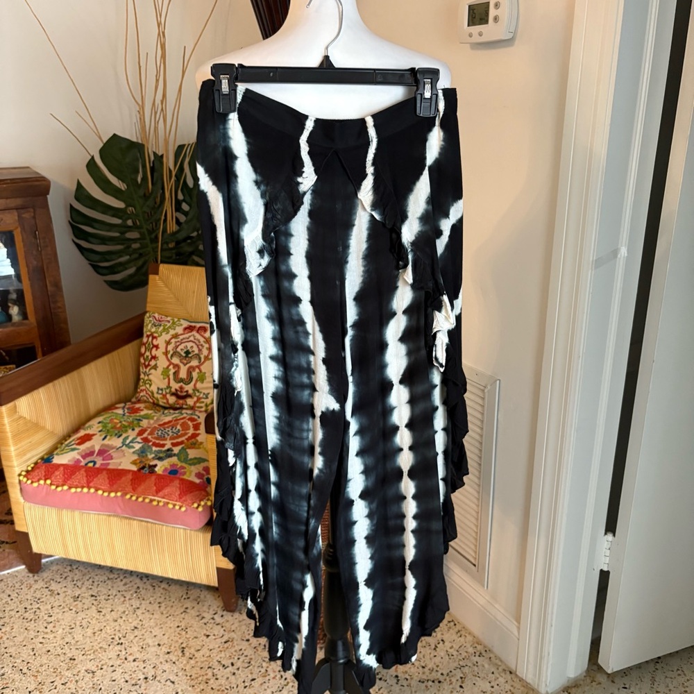 ZURY Wide Leg Open Ruffle Pants! Black & White! Great condition! Pull on. M
